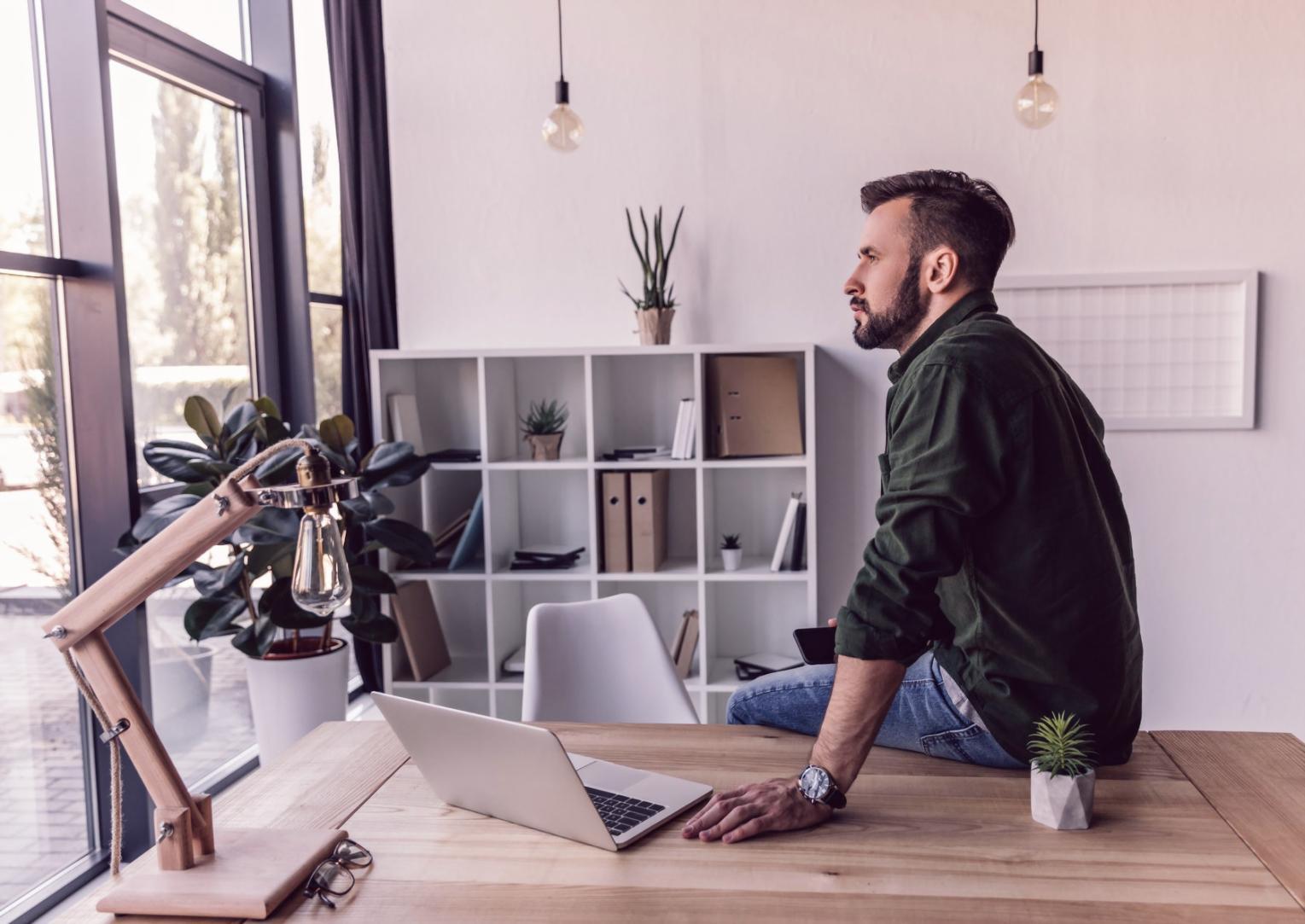 Estudiantes aplicando técnicas de presentación profesional en entorno de capacitación empresarial
