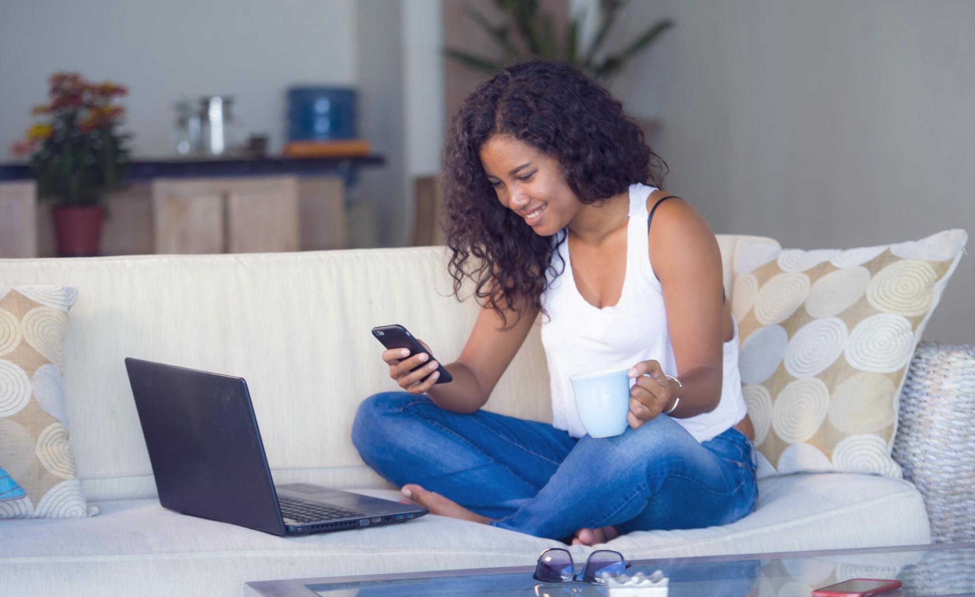 Instructor explicando conceptos de presentación en sesión virtual